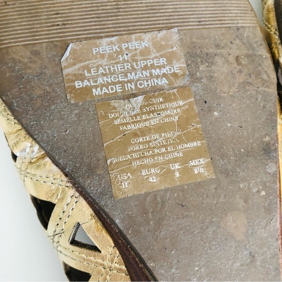 Kenneth Cole Reaction Peek Peek Perforated Wedges - Picture 10 of 15